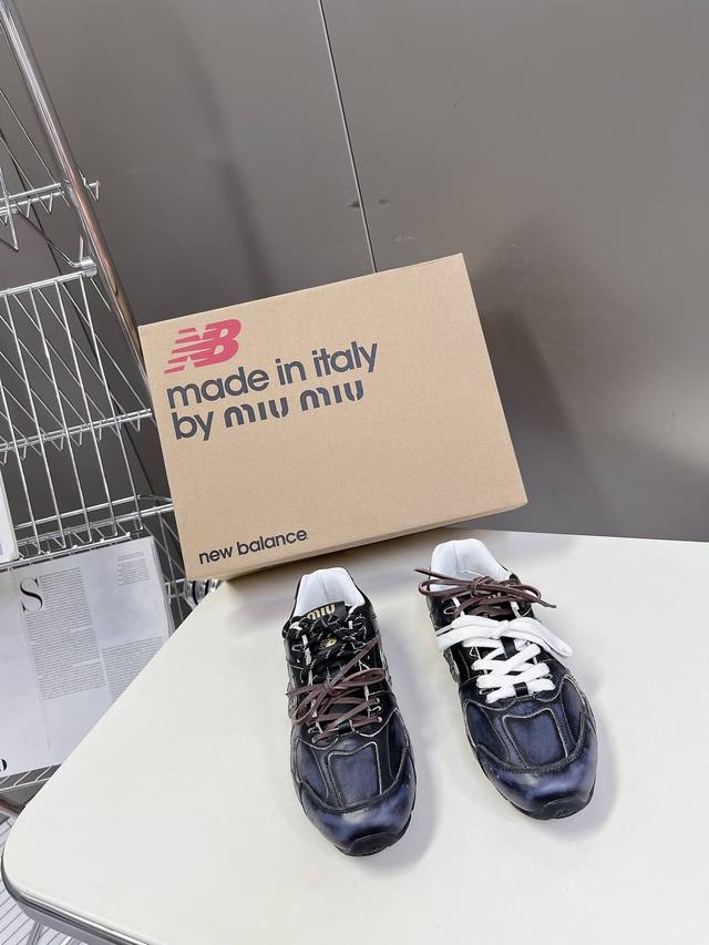 Miu Miunew Balance 联名系列情侣运动鞋、各大品牌都热衷于跨界联名、缪缪这次联名诚意满满非常有亮点鞋面粒面牛皮拼接、做旧毛边设计、复古又叛逆、令